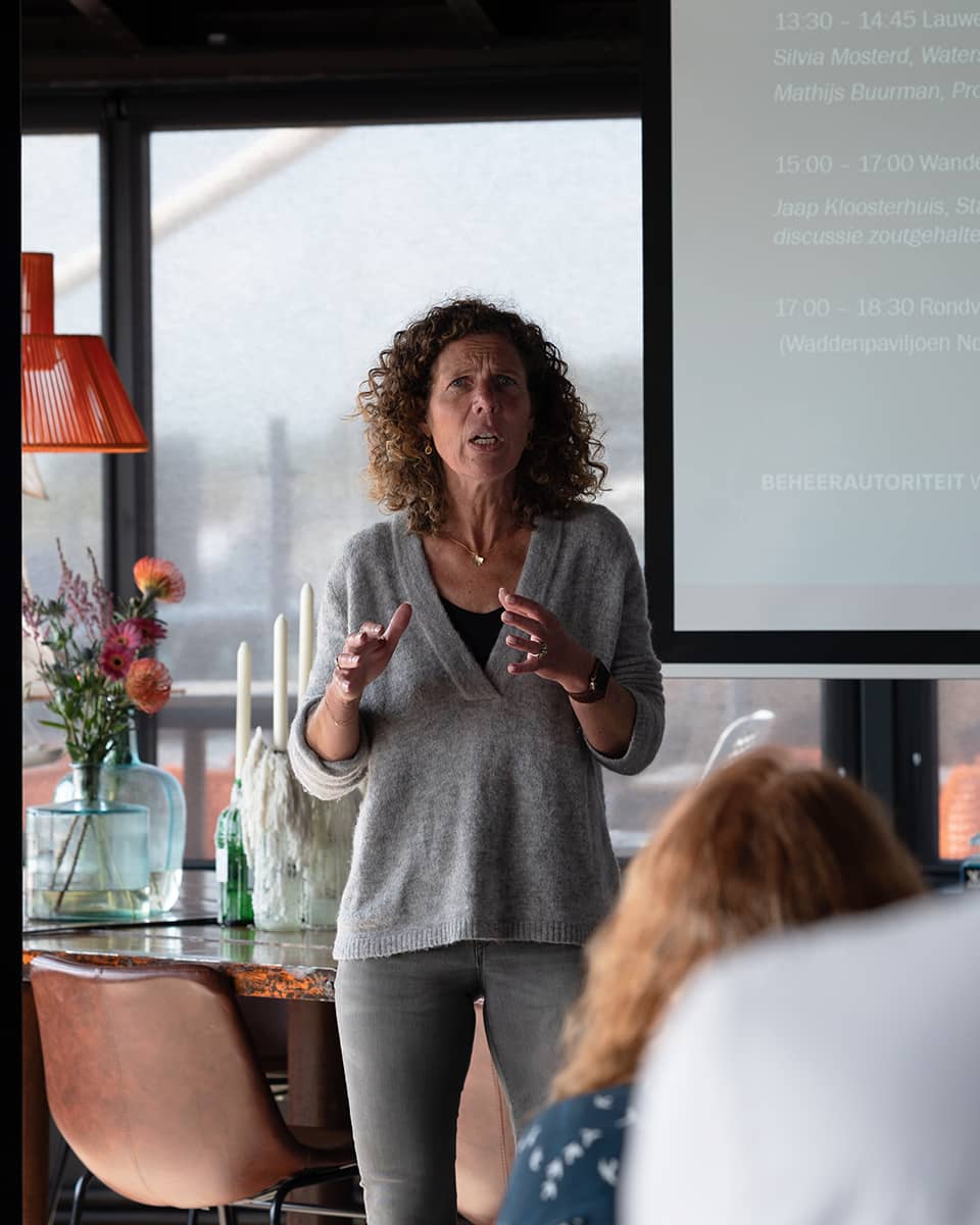 Marre Walter (Directeur Beheer) geeft een presentatie