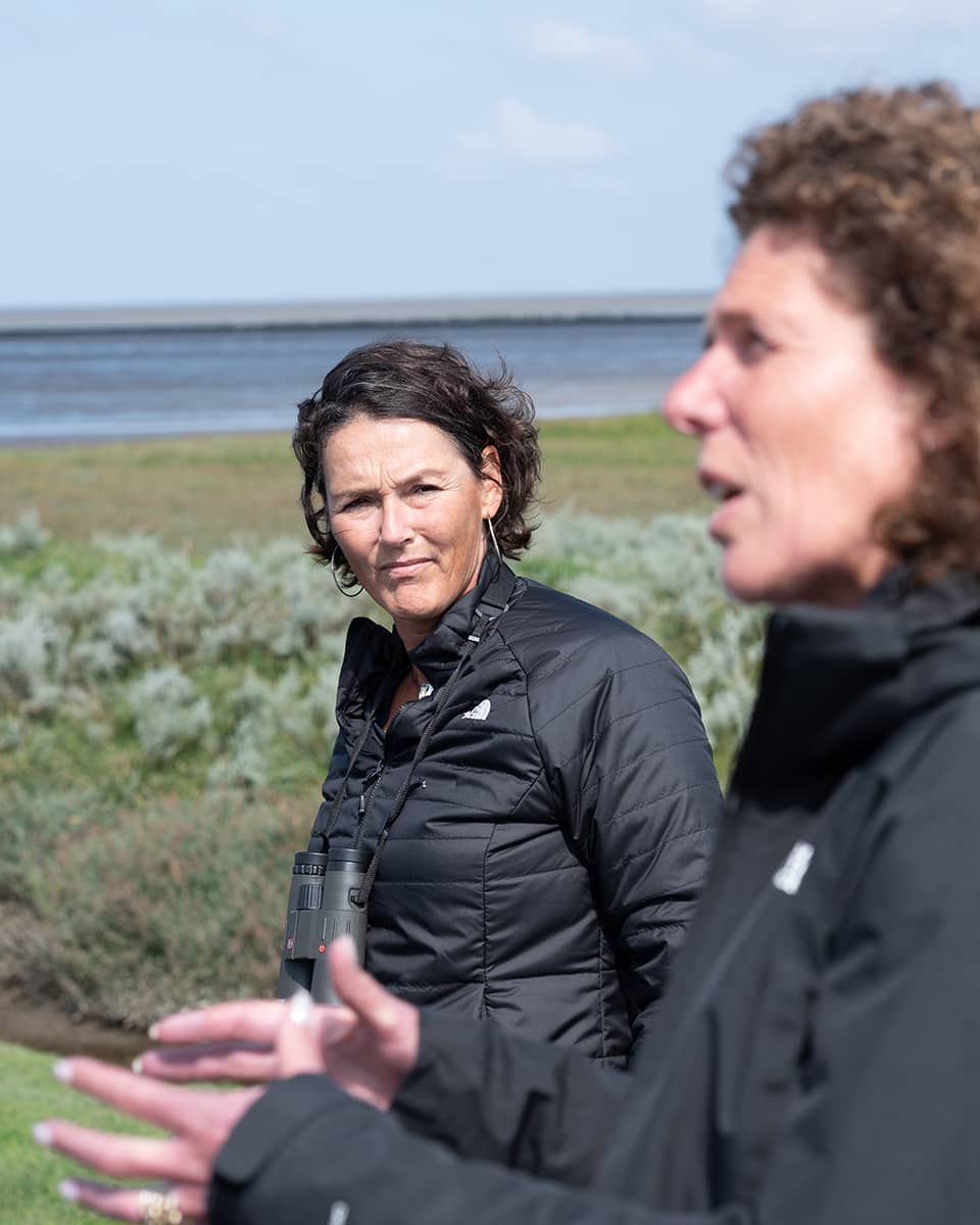 Christine Wijshake (Directeur Bestuur) luistert naar Marre Walter (Directeur Beheer)