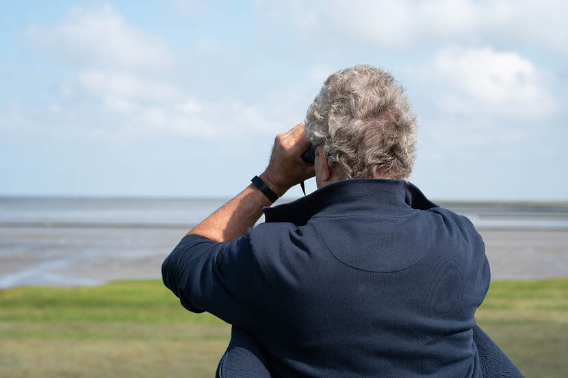 Arjen Kok (Natuurmonumenten) kijkt uit over de Waddenzee