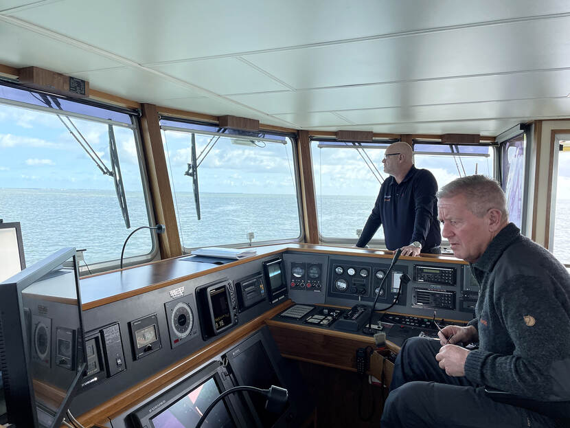 Geert Hoogerduijn en Nico Laros van de Waddenunit op het MS Asterias