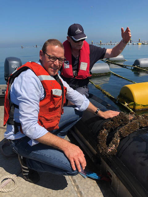 Peter van Velzen en Geert Hoogerduijn bij een mosselzaadinvanginstallatie (MZI) in de Waddenzee