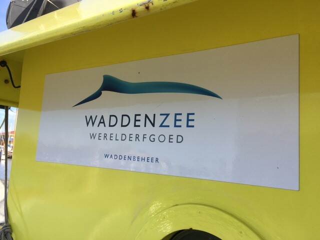 Het logo van Waddenzee Werelderfgoed op een schip van de Waddenunit