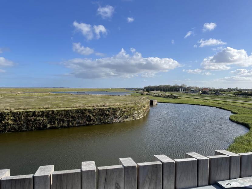 Uitzicht over de vogelrots naast de Balgzandpolder onder beheer van Landschap Noord-Holland